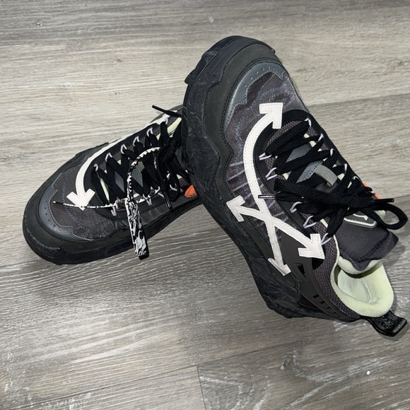 OFF WHITE new shoes Odsy-1000 Sneakers
Black and dark grey ODSY-1000 - Picture 1 of 9